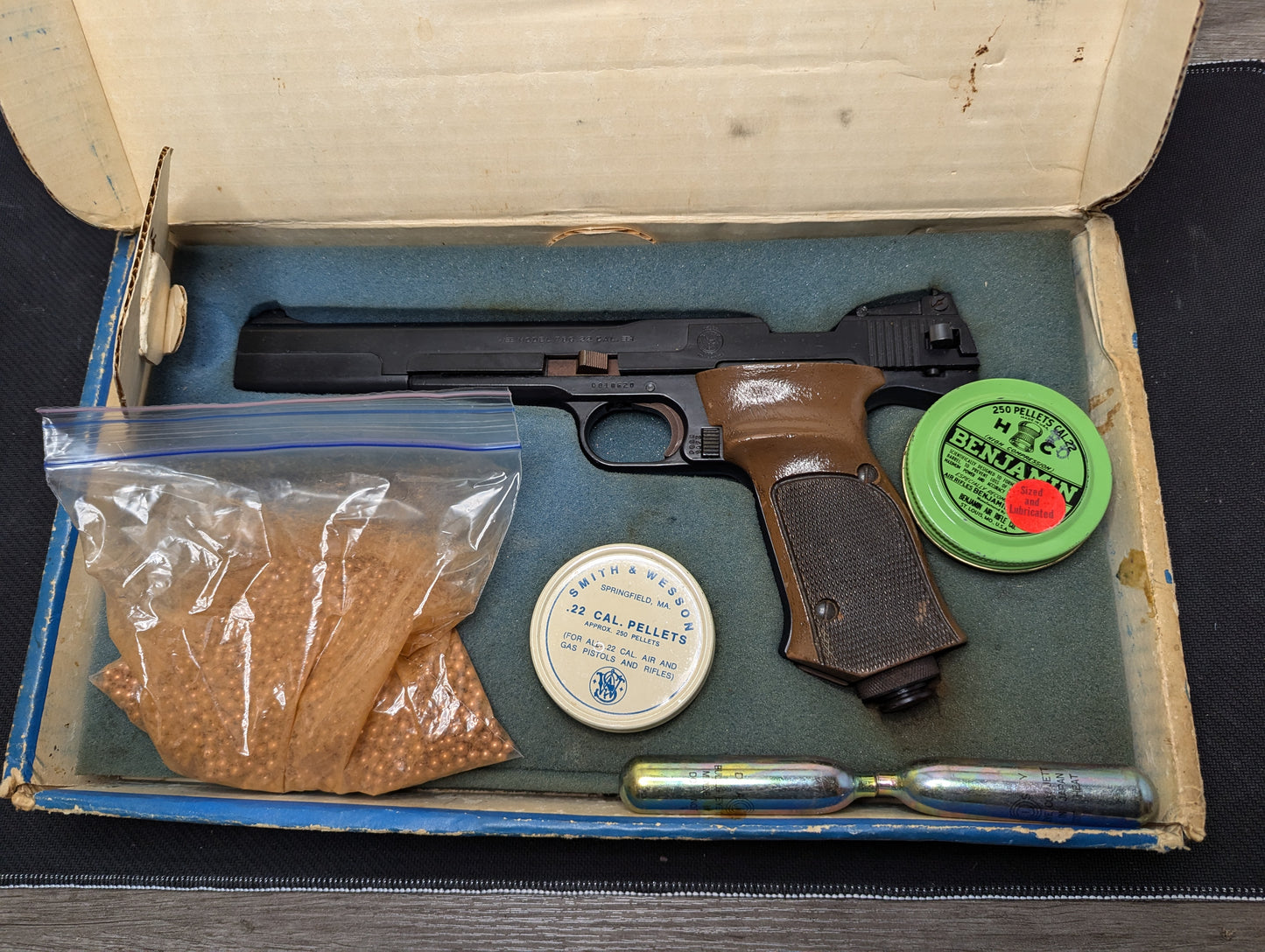 Smith & Wesson 78G Air Pistol with Factory Box. Early Model with ADJUSTABLE Trigger